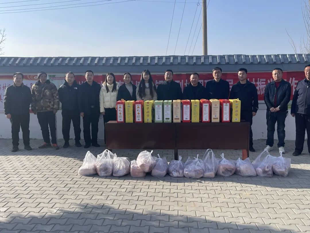 村企联动聚合力 走访慰问暖民心 (1).jpg
