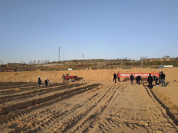 4.3鱼河峁区域站利用山地果树栽植指导时间在李家沟宣传扫黑除恶.jpg