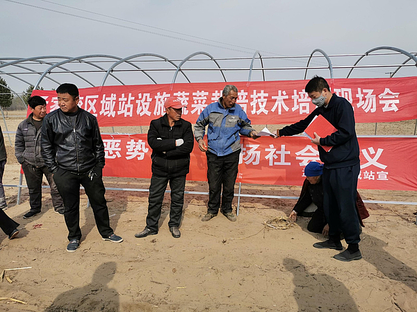 孟家湾区域站在孟家湾乡神树湾村开塑料拱棚培训会的同时进行宣传扫黑除恶。.jpg